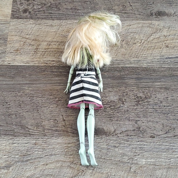 Bundle Lot of 7 Monster High dolls, clothes, shoes used - Picture 8 of 10